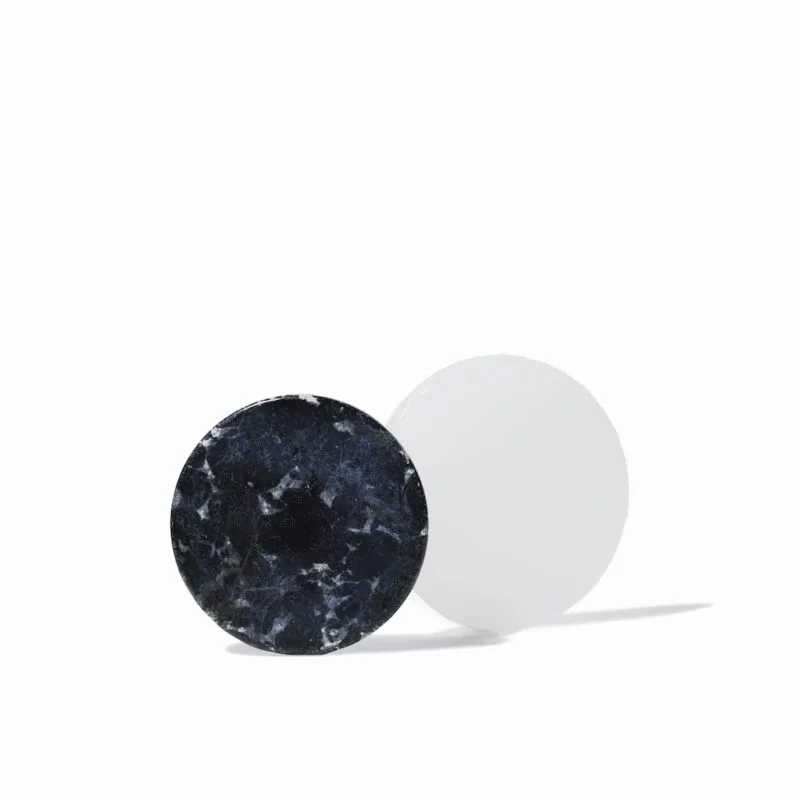 Jadekivi aitab hoida ripsmepikendusliimi jahedana ja vältida liiga kiiret kuivamist ning samas on kergesti puhastatav.