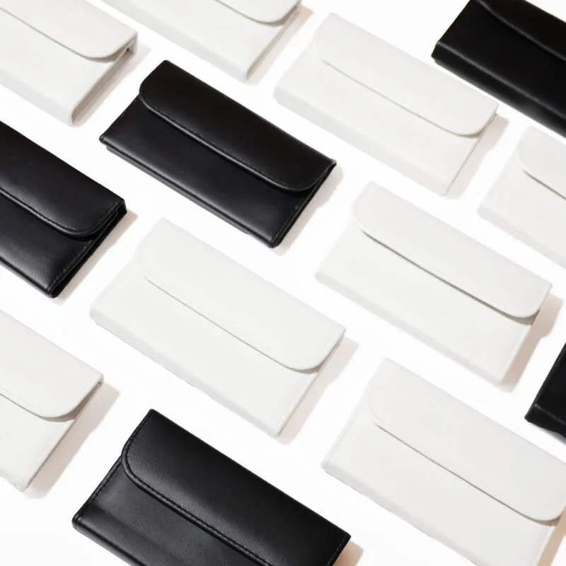 Kerge, magnetiga avanev kunstnahast kott pintsettide hoiustamiseks ja kaitseks. Mahutab 10 pintsetti.